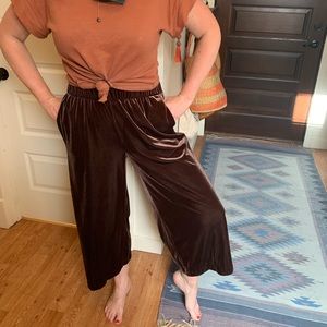Wide leg velvet cropped pants